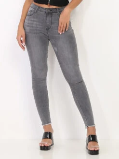 Jeans Gris Avec Surpiqûres Effiloché Aux Chevilles Gris