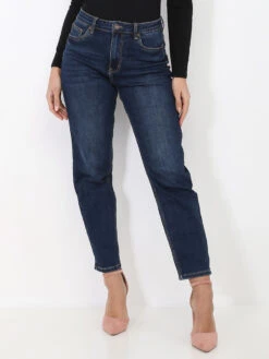 Jeans Mom Fuselé Et Délavé